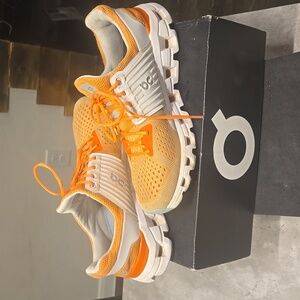 On Cloud Swifts (Women) Sz 8